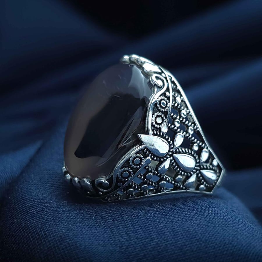 Silver ring with Yemeni agate and floral design