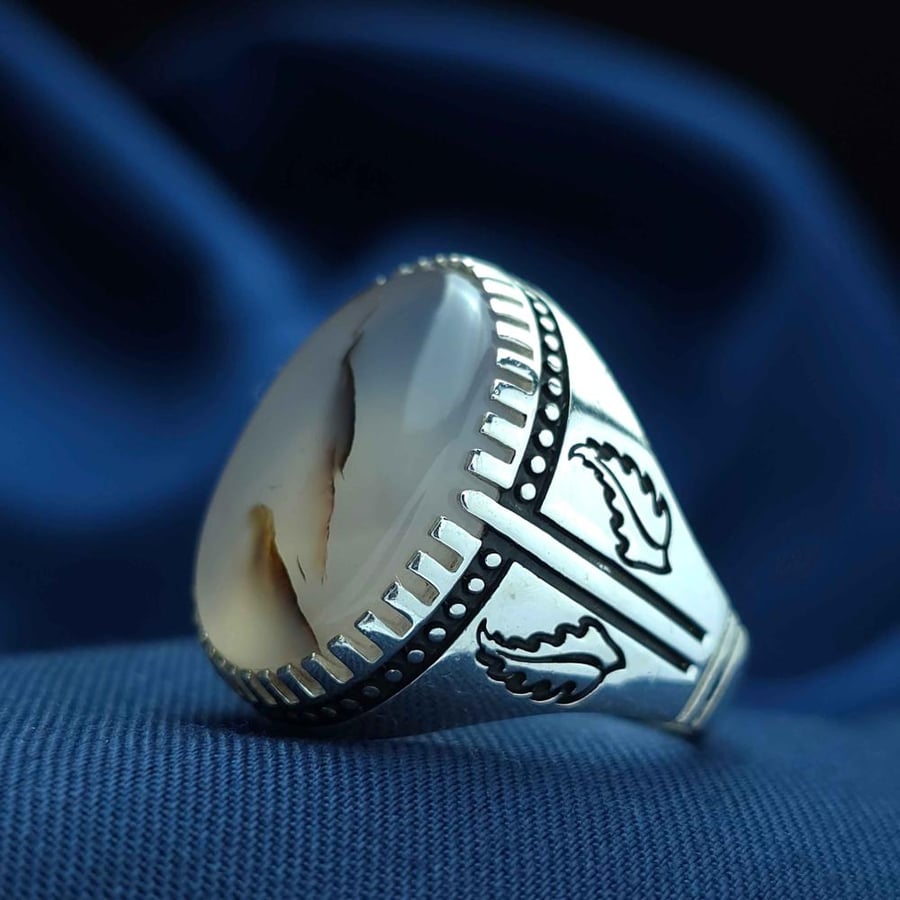 Classic ring with Yemeni agate with floral pattern
