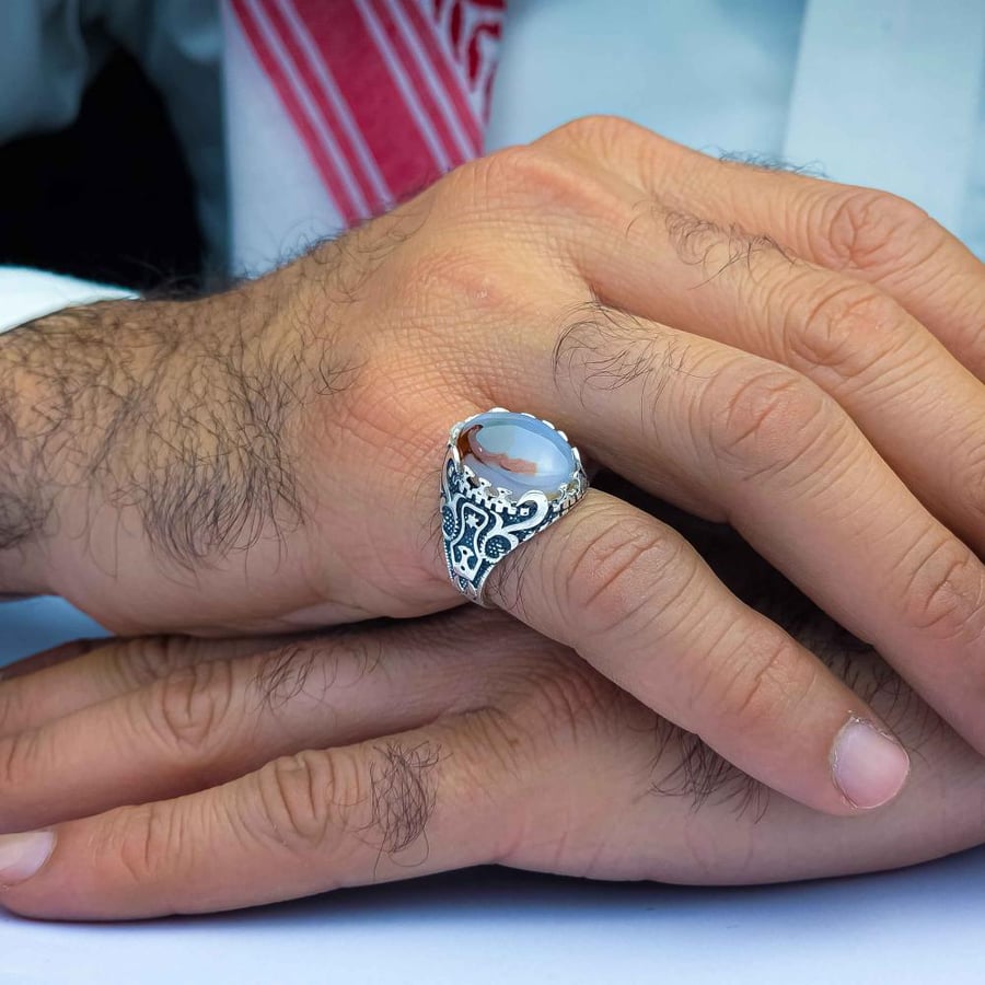 Silver ring with Yemeni agate and floral design