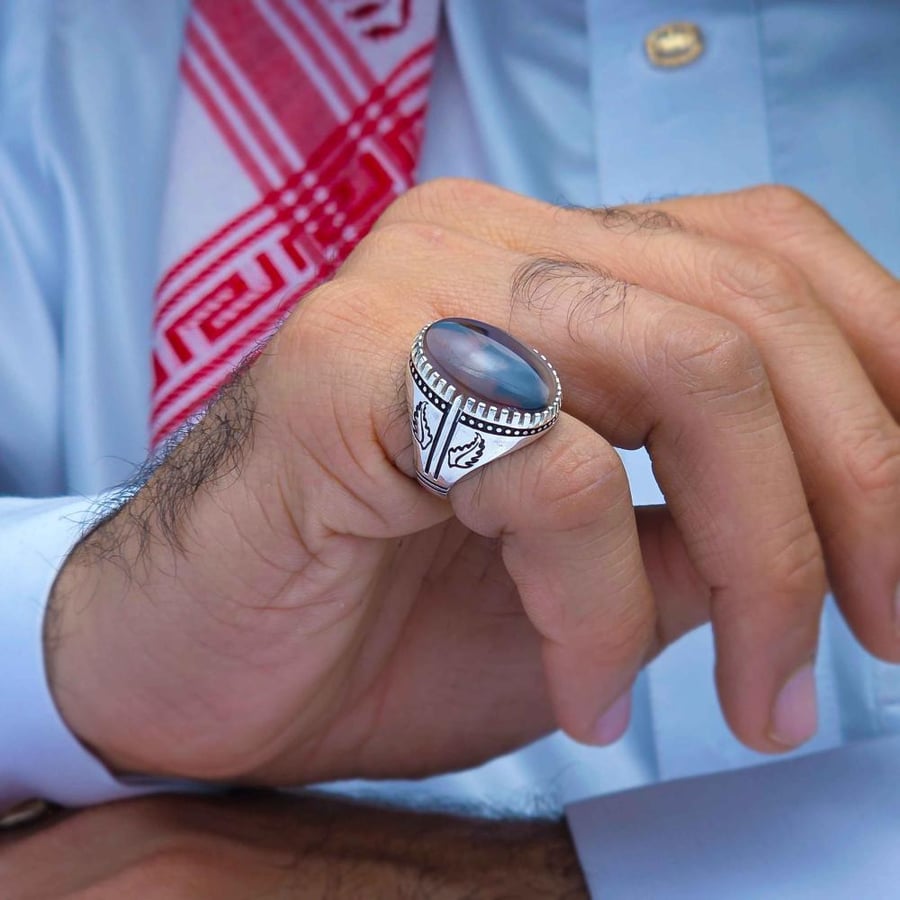 Silver ring with Yemeni agate and floral design