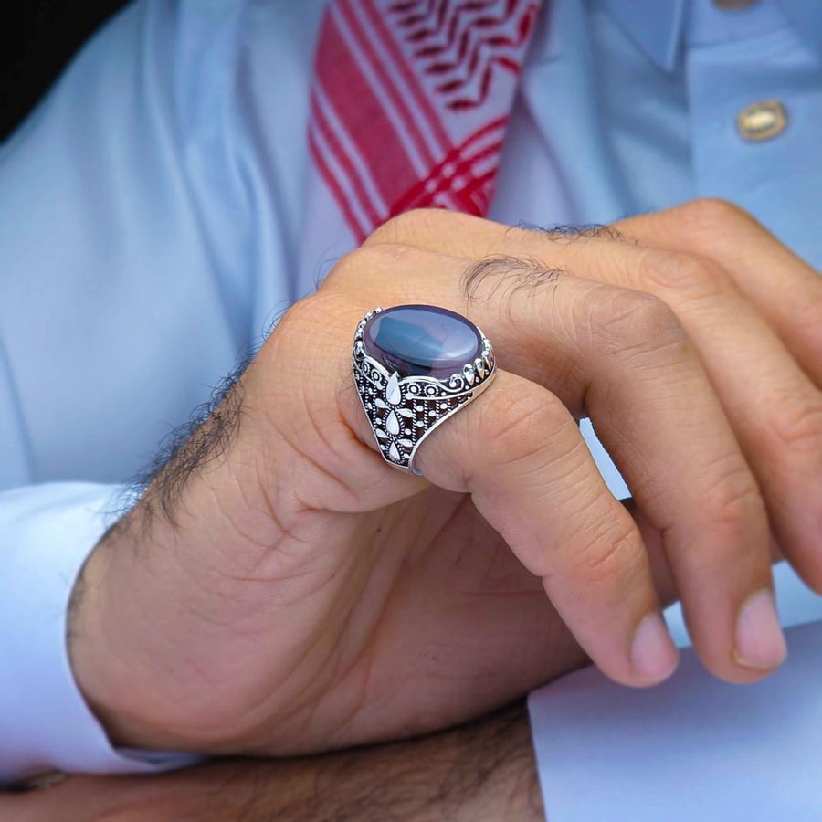 Silver ring with Yemeni agate and floral design