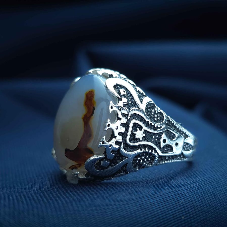 Silver ring with Yemeni agate and floral design