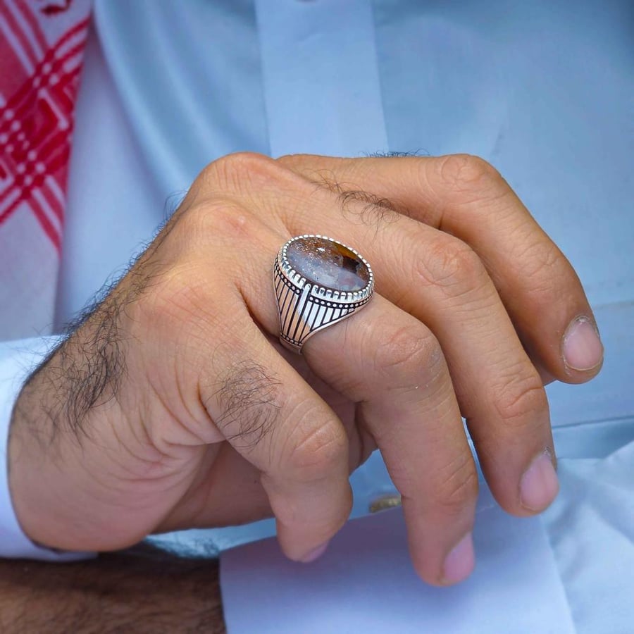 Silver ring with Yemeni agate, intricate craftsmanship