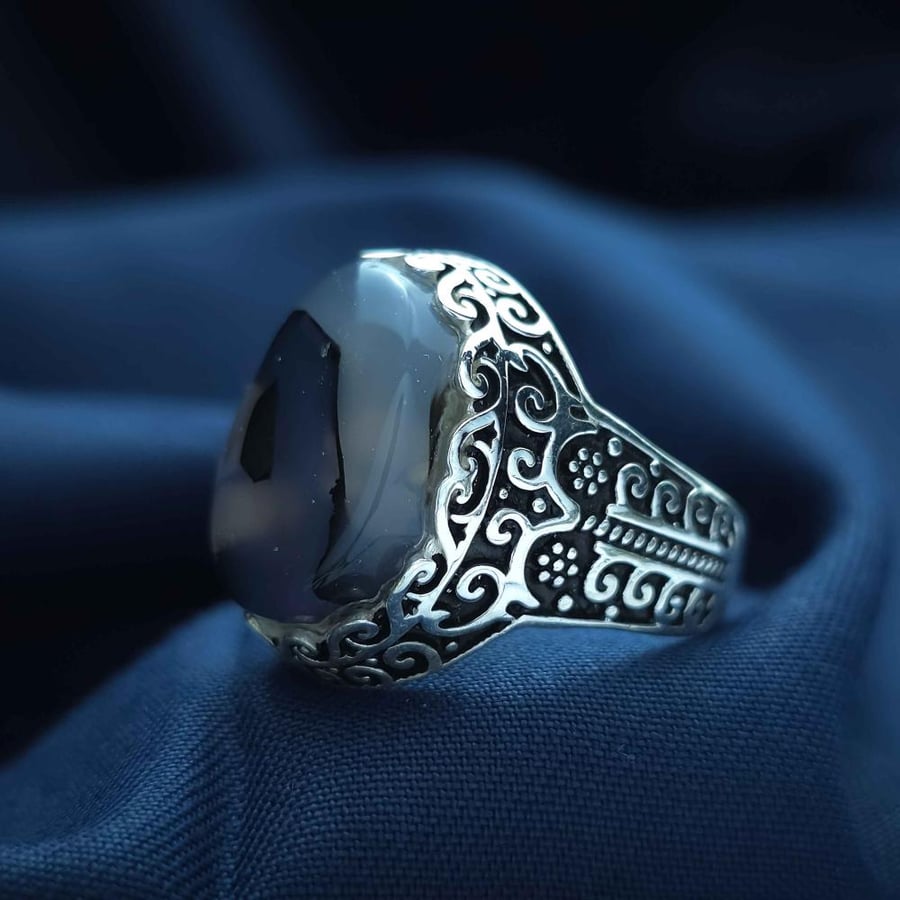 Silver ring with Yemeni agate and floral design