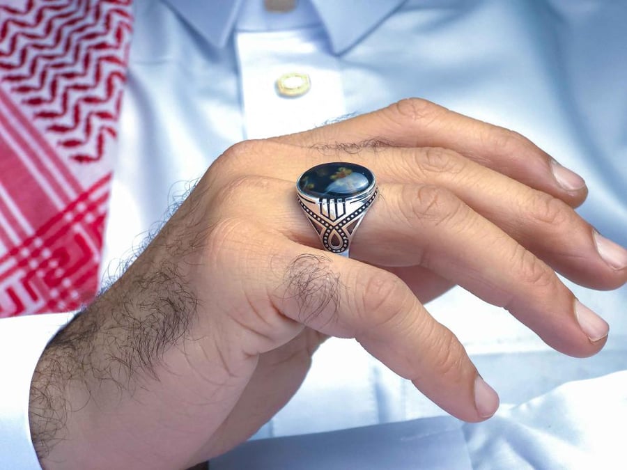Silver ring with Yemeni agate, intricate craftsmanship