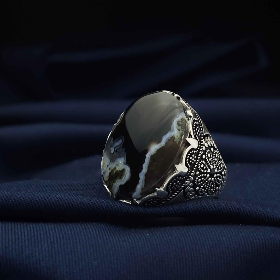 Silver ring with Yemeni agate, intricate craftsmanship