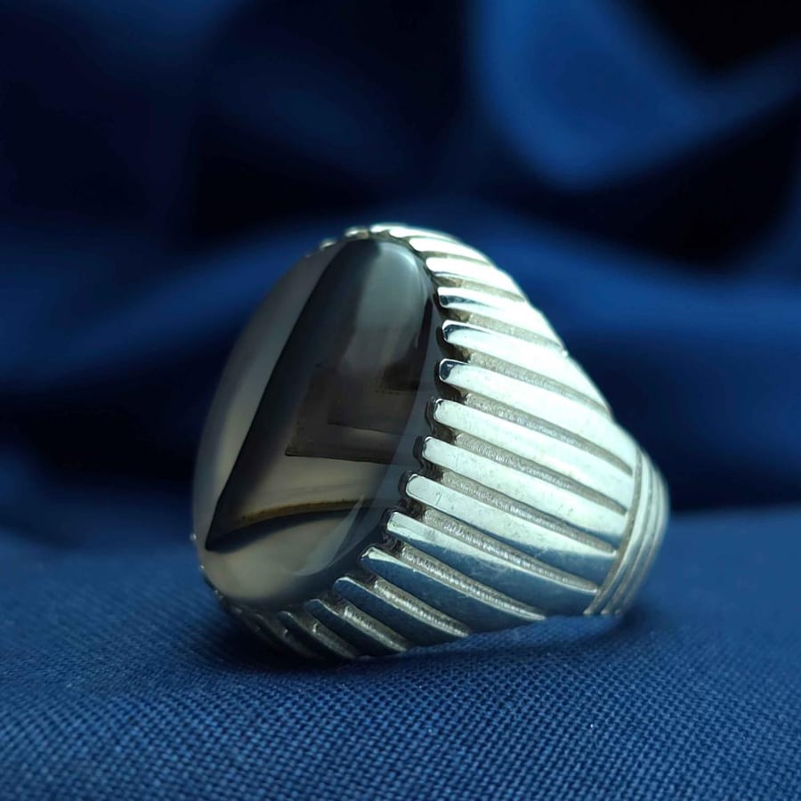 A Bahraini ring with agate and Yemeni floral design