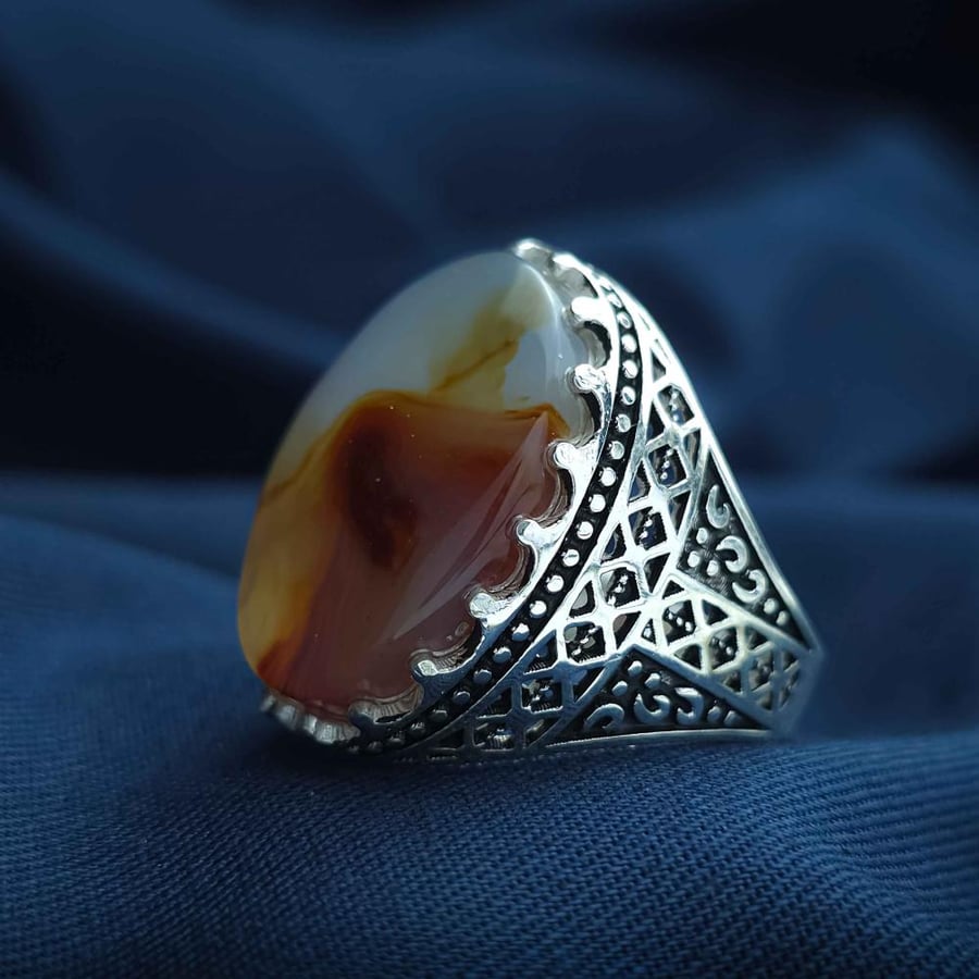 Silver ring with Yemeni agate and floral design