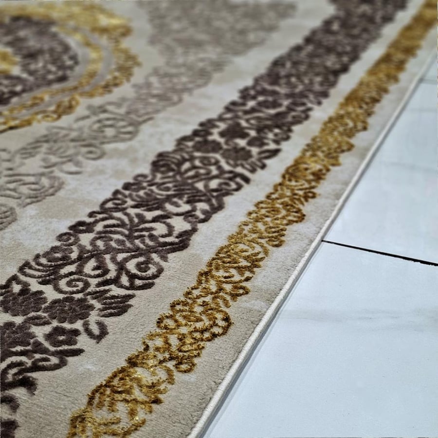 Classic carpet – luxurious pattern in cream and gold