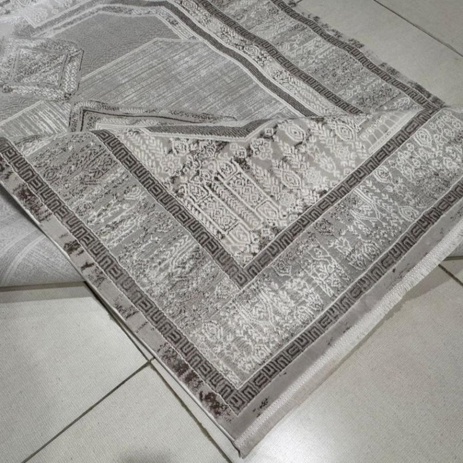 Modern vintage light rug with geometric pattern – elegant calm design