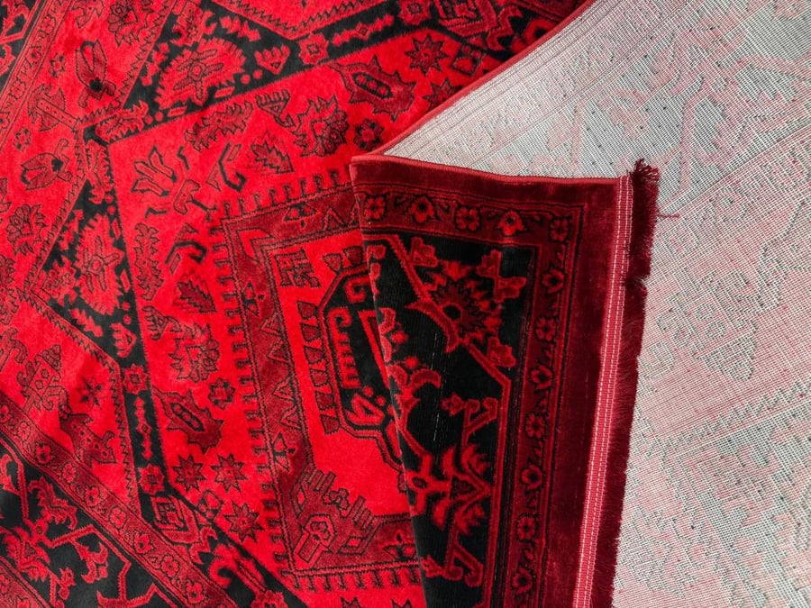 سجاد أفغاني أحمر بنقش ماسي مركزي وإطار تراثي كلاسيكي