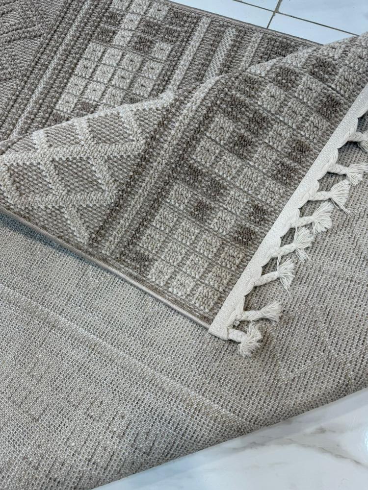 Linora rug with geometric pattern – neutral beige color