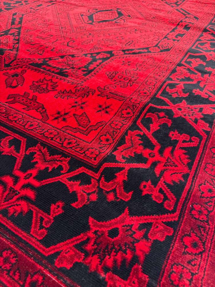 سجاد أفغاني أحمر بنقش ماسي مركزي وإطار تراثي كلاسيكي
