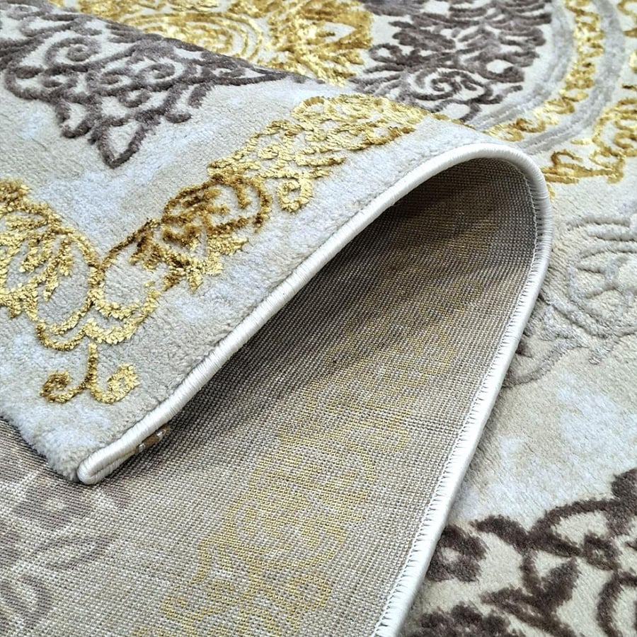 Classic carpet – luxurious pattern in cream and gold