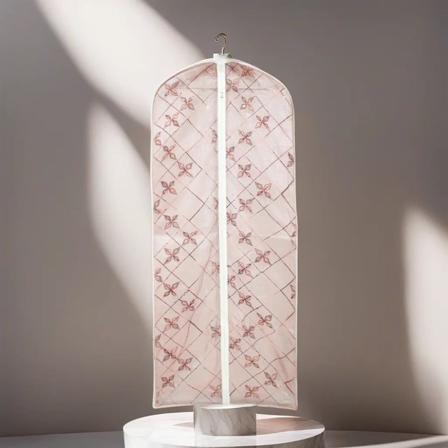 A bag dress with a wonderful thread pattern in a woody and pink color