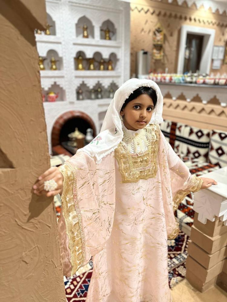 اللبس الحجازي البناتي بالشيفون الوردي الفاتح المزخرف بالذهبي