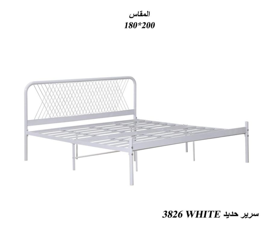 سرير معدني ذو تصميم عصري وأنيق باللون الأبيض اللامع يوفر لك الراحة