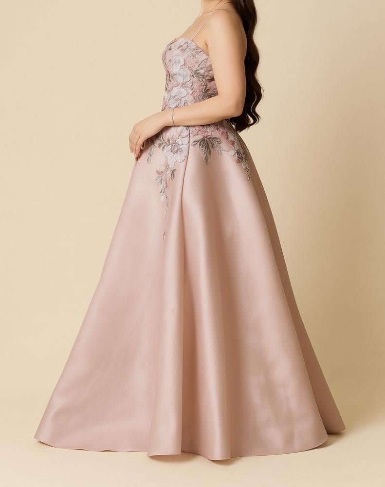 فستان سهرة وردي منفوش بتطريز زهور فاخرة وصدر مكشوف
