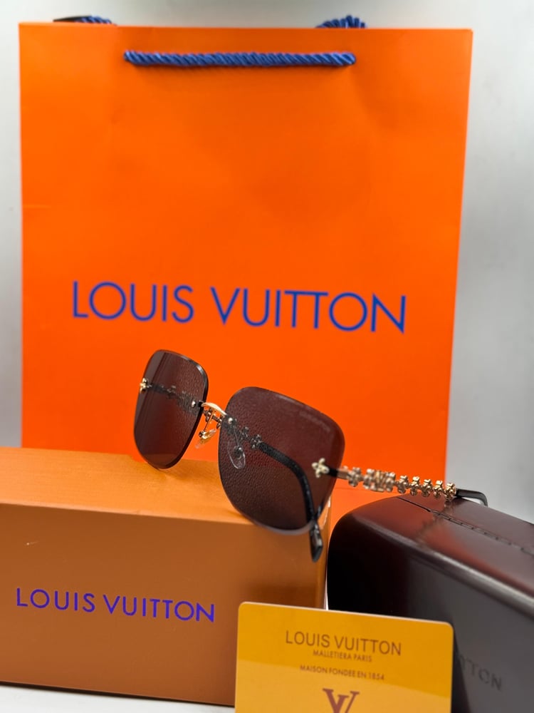 نظارة شمسية من ماركة LOUIS VUITTON تصميم راقٍ عالمي