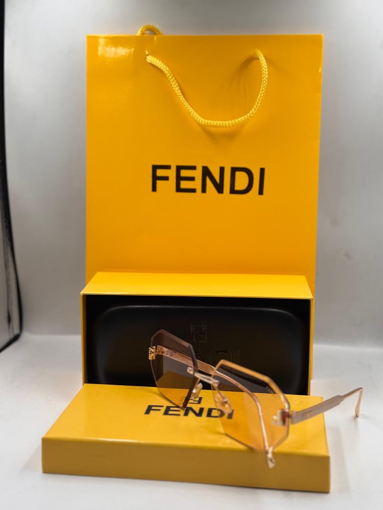 نظارة شمسية من ماركة FENDI