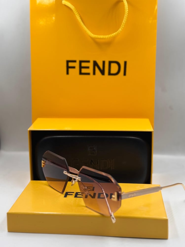 نظارة شمسية من ماركة FENDI