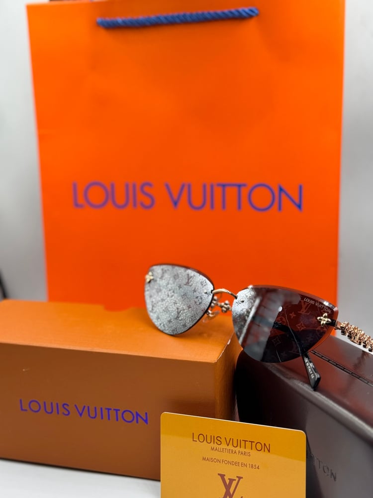 نظارة شمسية من ماركة LOUIS VUITTON كلاسيكية خالدة