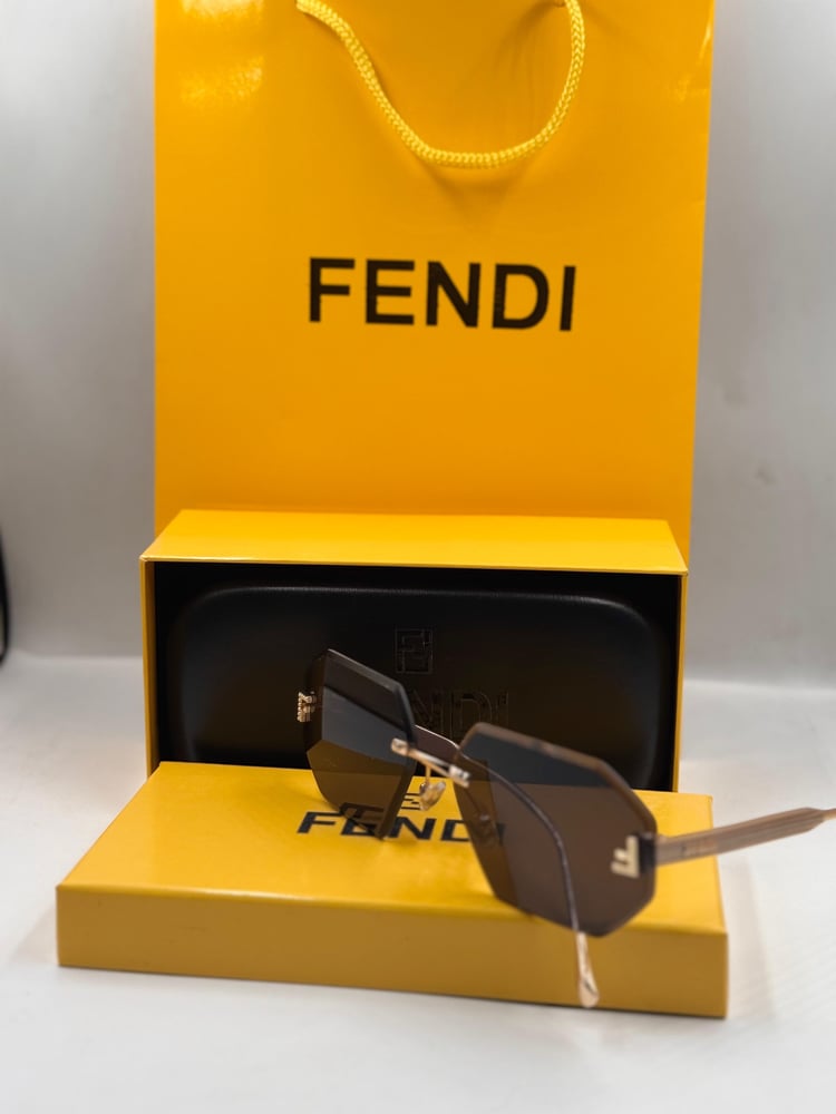 نظارة شمسية من ماركة FENDI