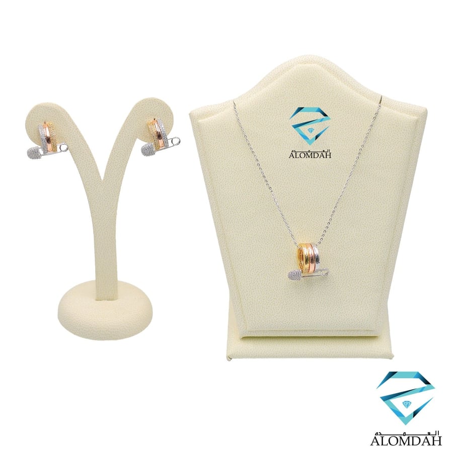 A ring with a clasp from APM luxurious zircon inspired