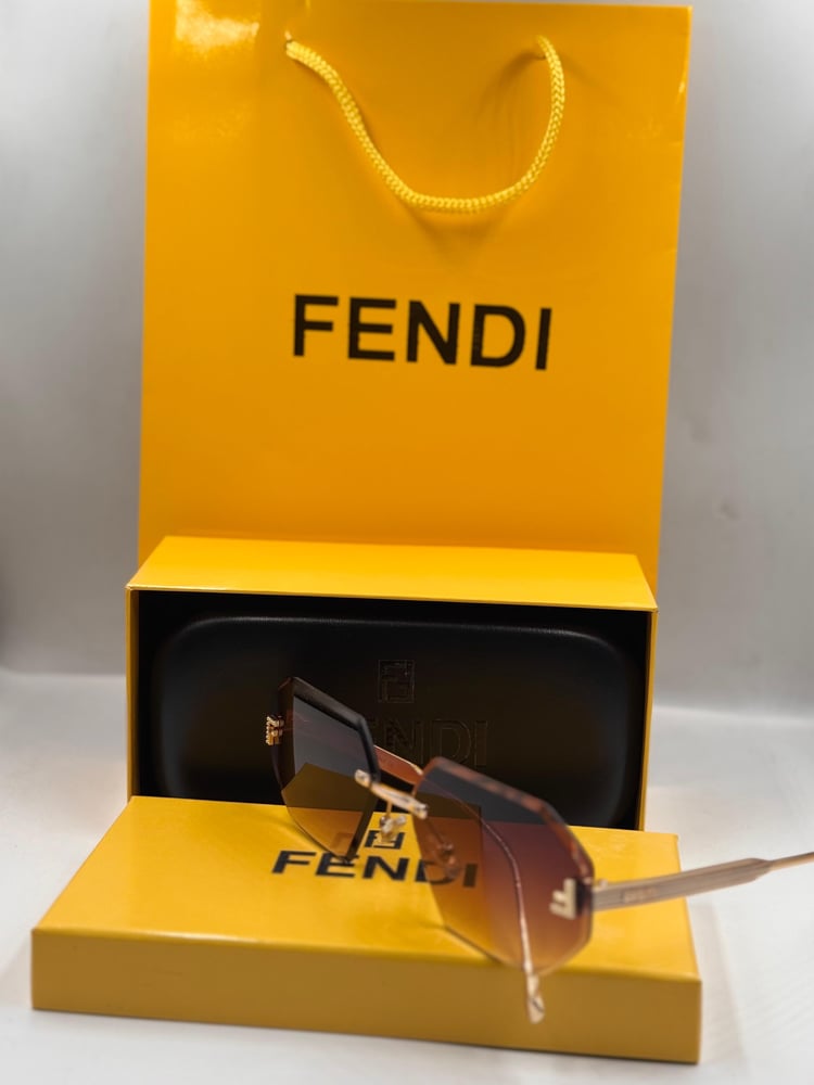 نظارة شمسية من ماركة FENDI
