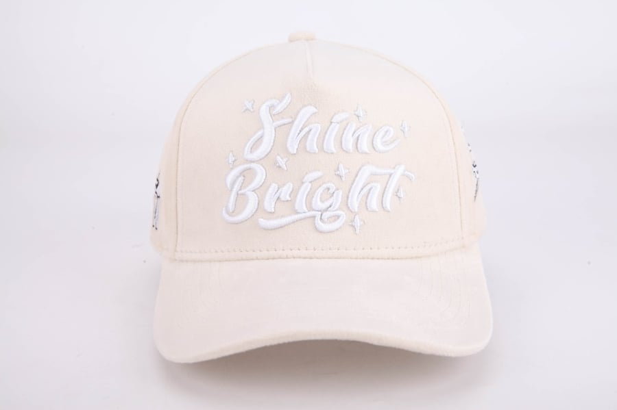 قبعة Shine Bright البيج - مختص بالقبعات والبدلات والكابات