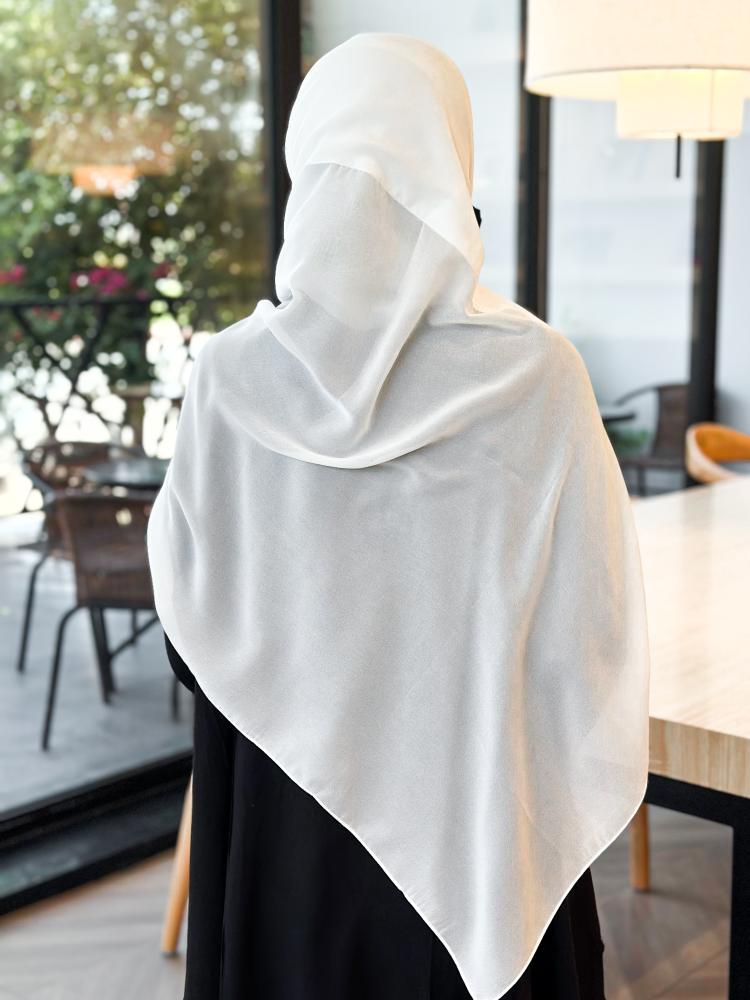 عرض طرحة مبطن ربع قطن أبيض وأسود .