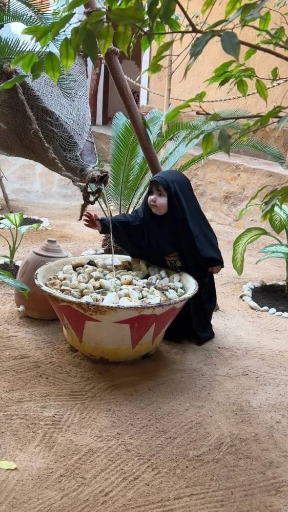 عباية أطفال.