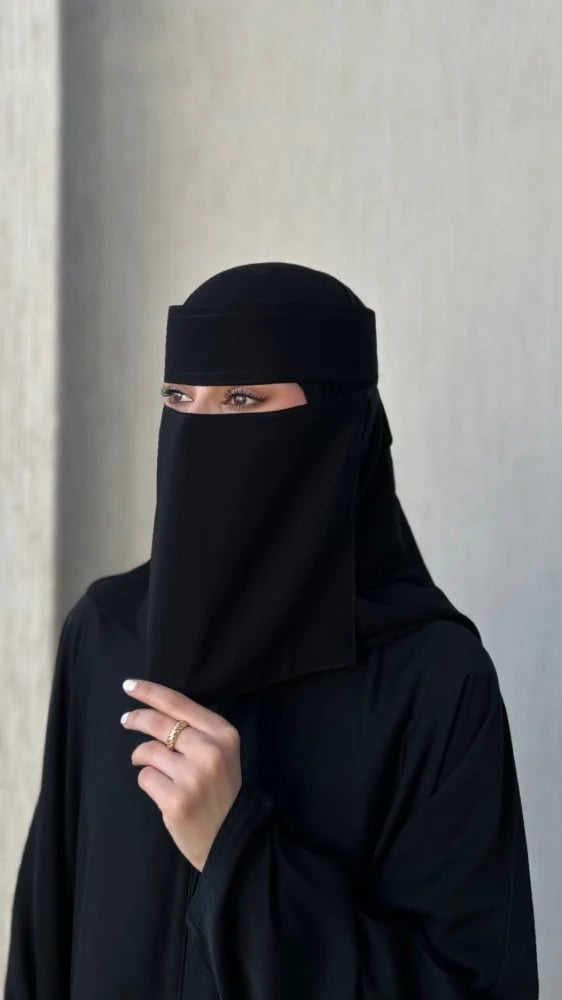 نقاب حرير أسود