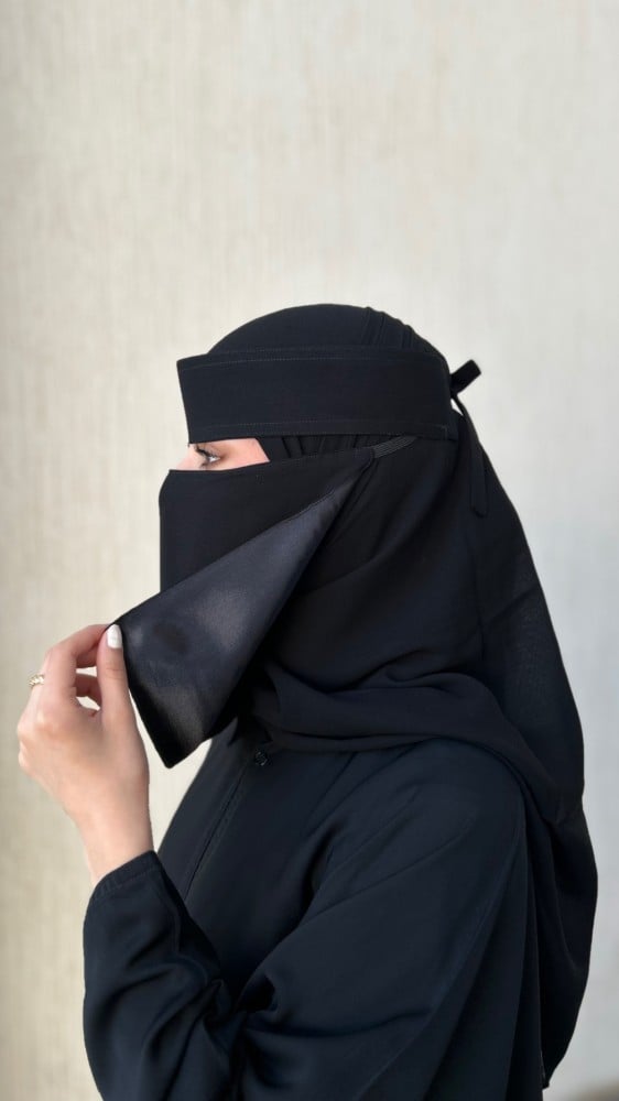 عرض (3) نقابات حرير أسود