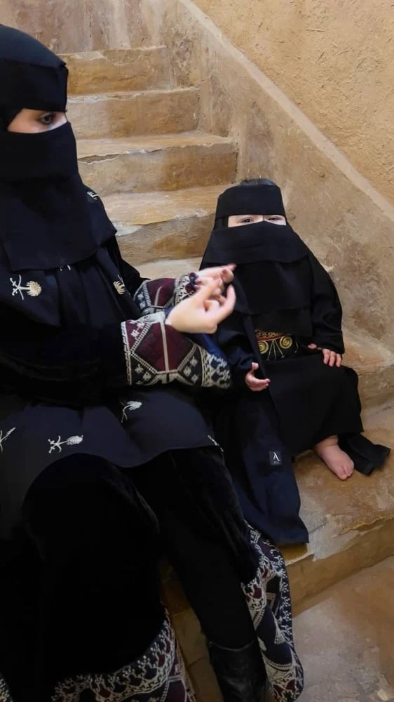 عباية أطفال.