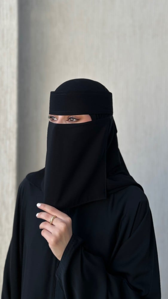 عرض (3) نقابات حرير أسود