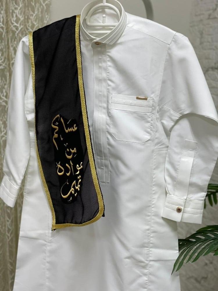 ثياب أطفال مع وشاح بالاسم