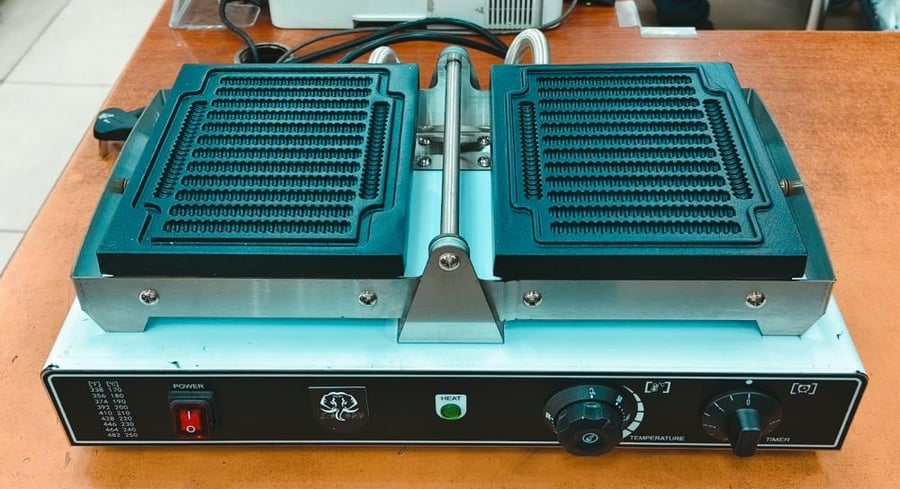جهاز وافل فريز WAFFLE MAKER THREDED ZAAHI TA-2262E