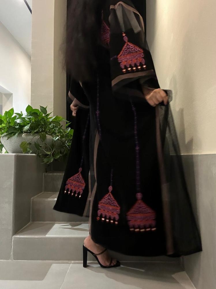 عباية مطرزه
