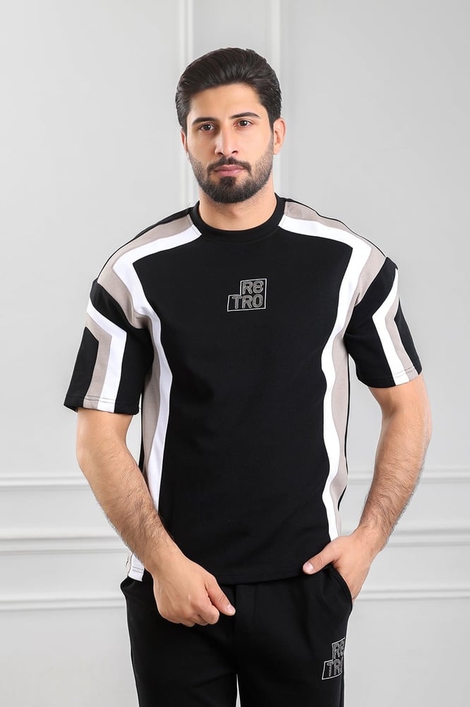 طقم رجالي أوفر سايز نص كم بنطال طويل مزين بخطوط طولية على جواتب التيشرت وكتابة بحجم صغير