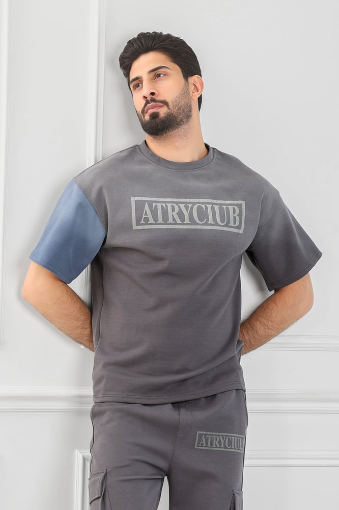 طقم رجالي أوفر سايز نص كم بنطال طويل مزين بكتابة ATRYCIUB بأكمام تيشرت بلونين وجيب على جانب الفخذ