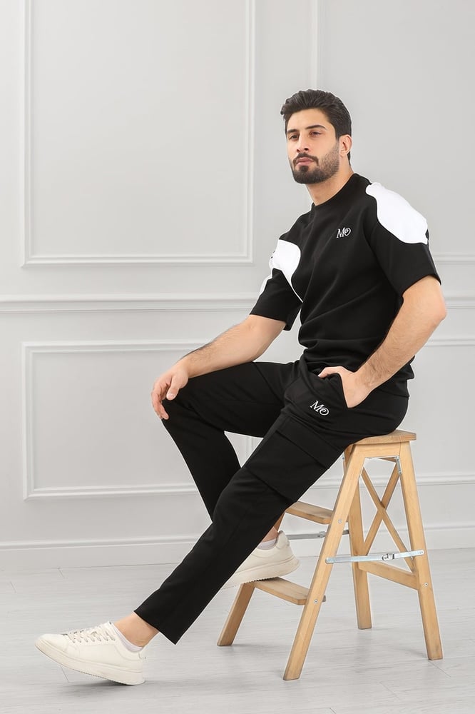 طقم رجالي أوفر سايز نص كم بنطال طويل مزين بأحرف Me بأكمام تيشرت بلونين وجيب على جانب الفخذ