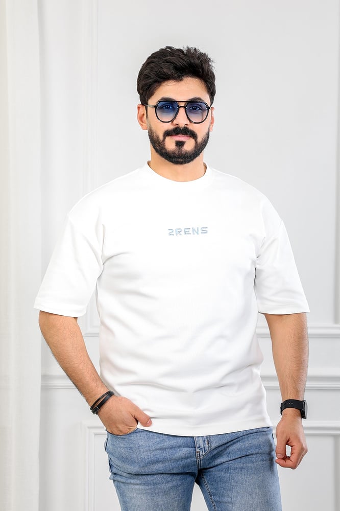 تيشرت رجالي بأكمام قصيرة وياقة دائرية مزين بتوقيع 2RENZ أعلى الصدر و الظهر مع طباعة START بحجم كبير وخطوط رفيعة تمتد للأسفل