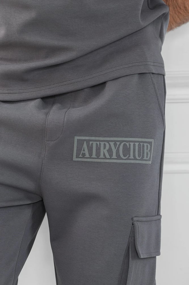 طقم رجالي أوفر سايز نص كم بنطال طويل مزين بكتابة ATRYCIUB بأكمام تيشرت بلونين وجيب على جانب الفخذ