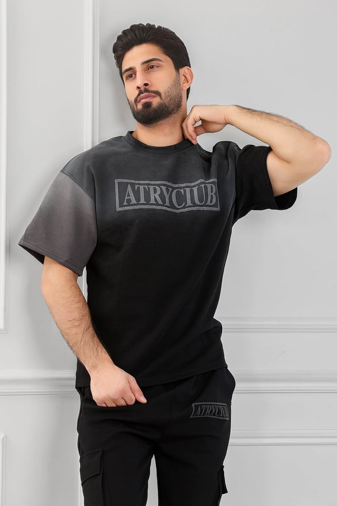 طقم رجالي أوفر سايز نص كم بنطال طويل مزين بكتابة ATRYCIUB بأكمام تيشرت بلونين وجيب على جانب الفخذ