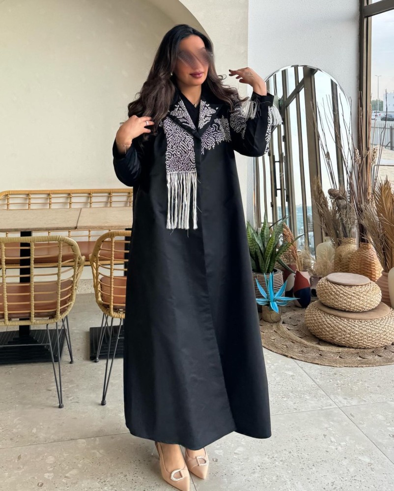 عبايه سوداء  مع تطريز