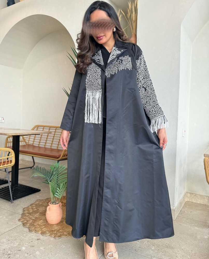 عبايه سوداء  مع تطريز