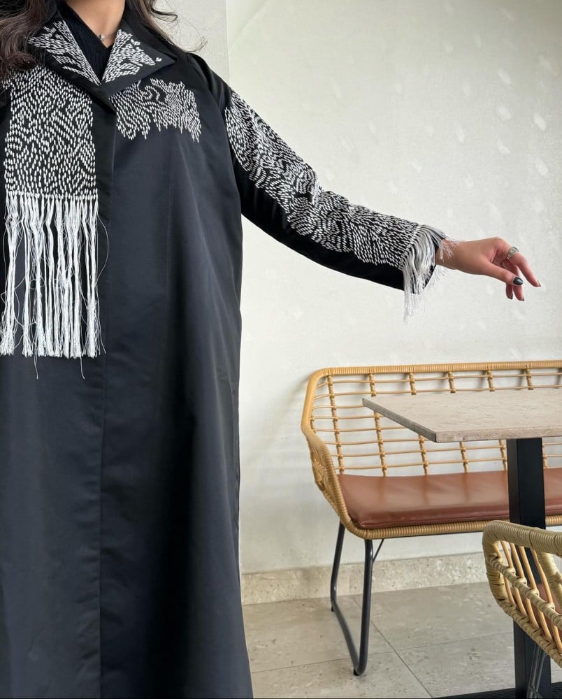 عبايه سوداء  مع تطريز