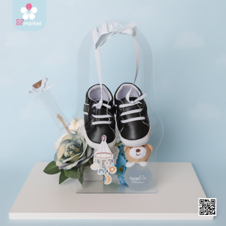 Baby shower gift: Teddy bear with perfume and white box