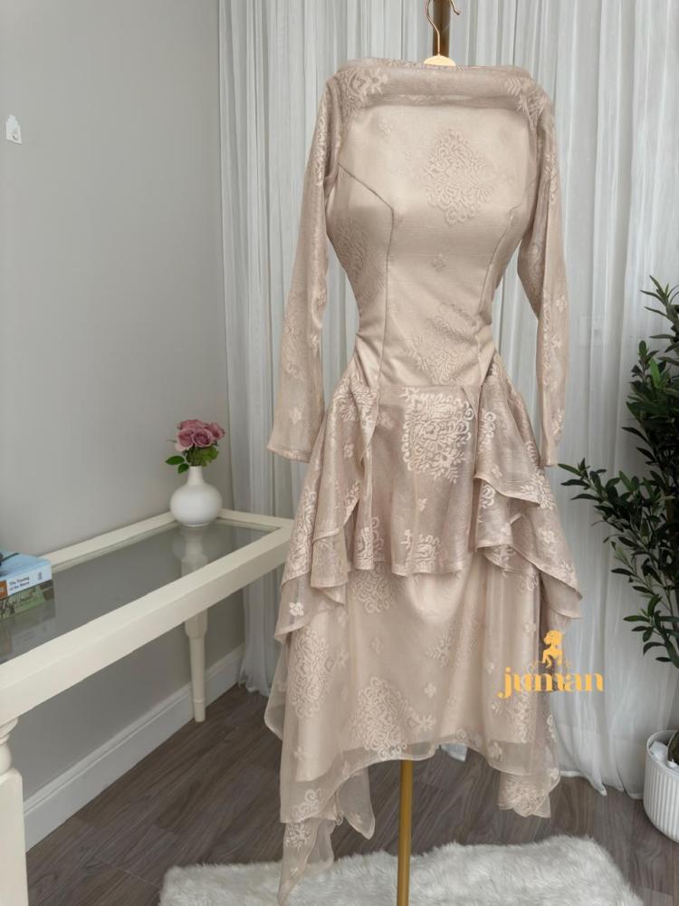 Luxury lace dress with elegant details